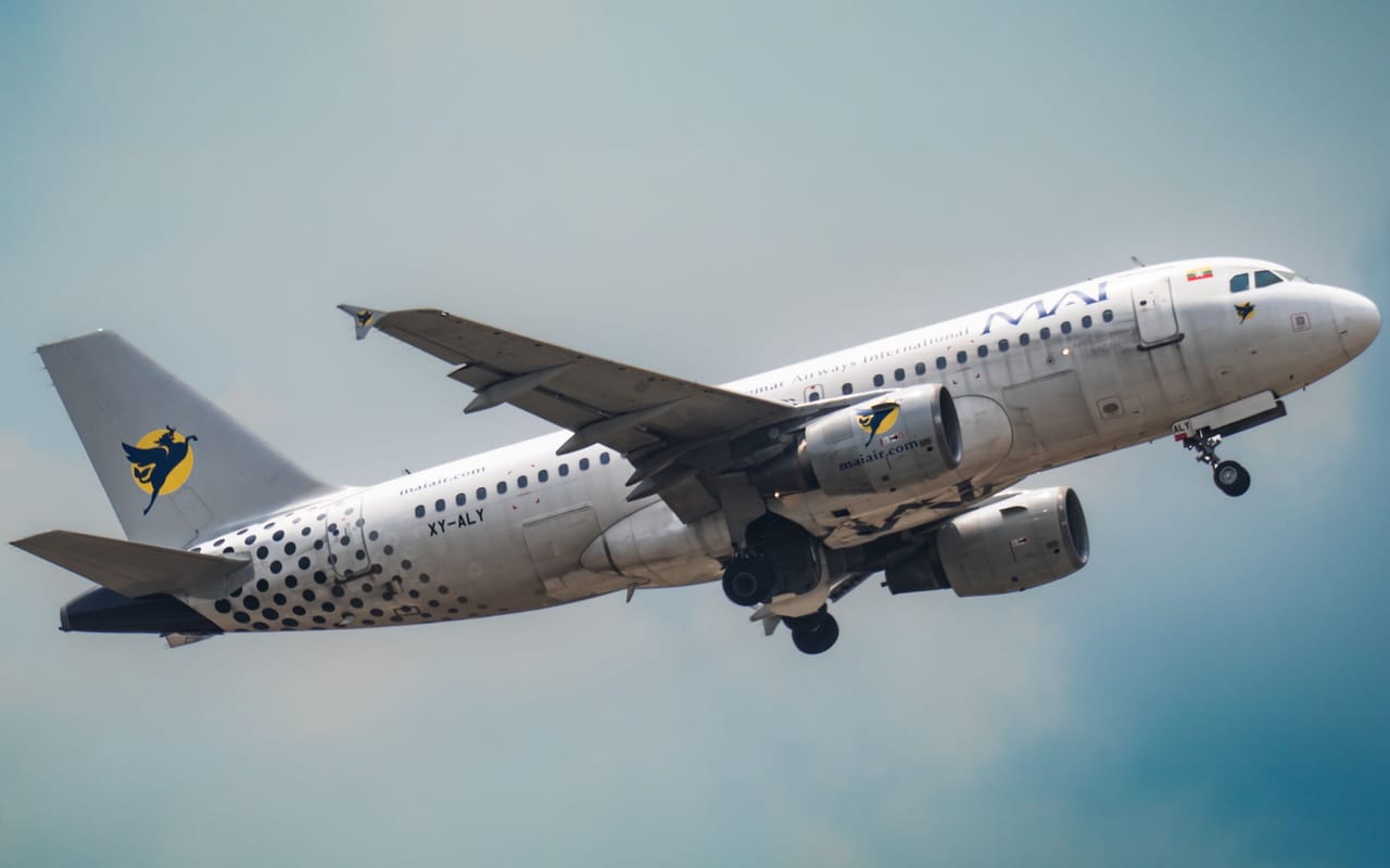 Avião comercial decolando