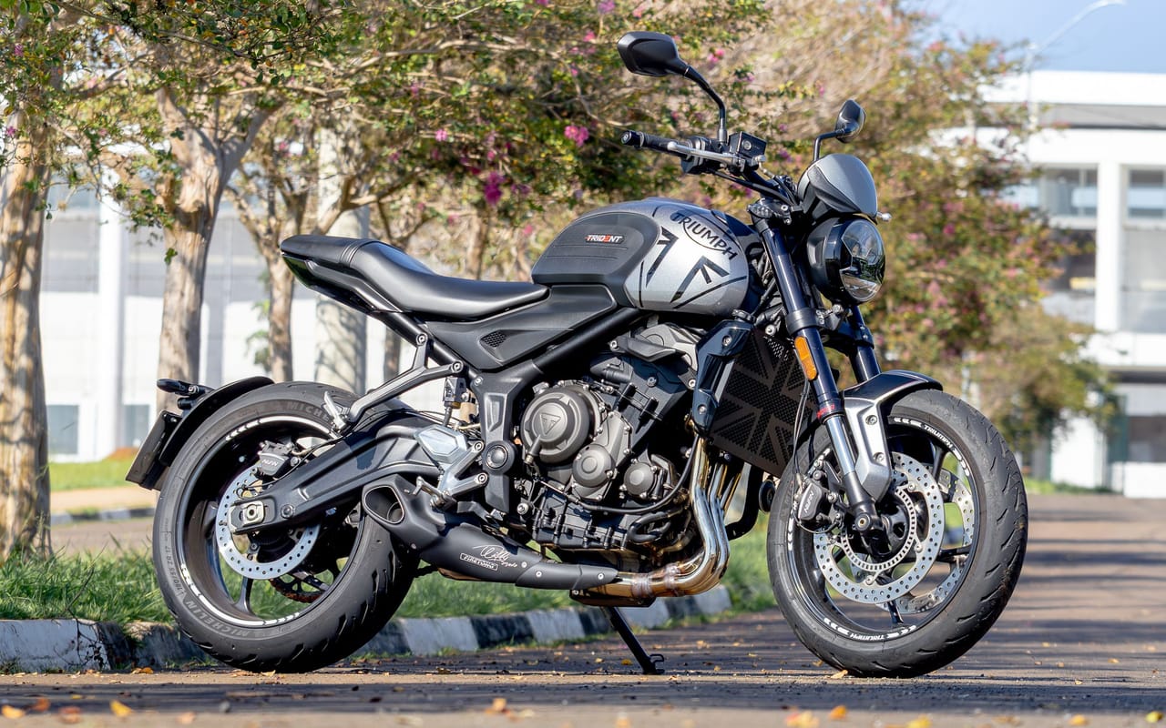 Motocicleta esportiva estacionada em via arborizada